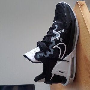 Nike LeBron James 2022 Witness 5 Black Metallic Silver Men’s Sneakers Size 11.5